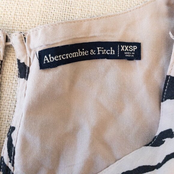 Abercrombie & Fitch Zebra Print Romper – XXSP | Twist-Front V-Neck, Petite Fit - Picture 3 of 3